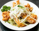 「上海名物 蒸し鶏の特製ねぎ醤油タレかけ」950円（税抜）