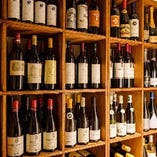 厳選されたワインがフランス、カリフォルニアをはじめ約100種類
