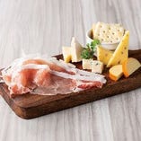 北海道産ロース生ハムと４種チーズの盛合せ