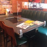 【飛沫防止】席間隔が近いテーブル席には飛沫防止パーテーションを設置