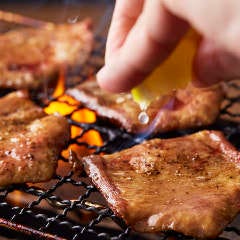 「焼き牛タン」にはレモンを絞って食べると風味が引き立ちます
