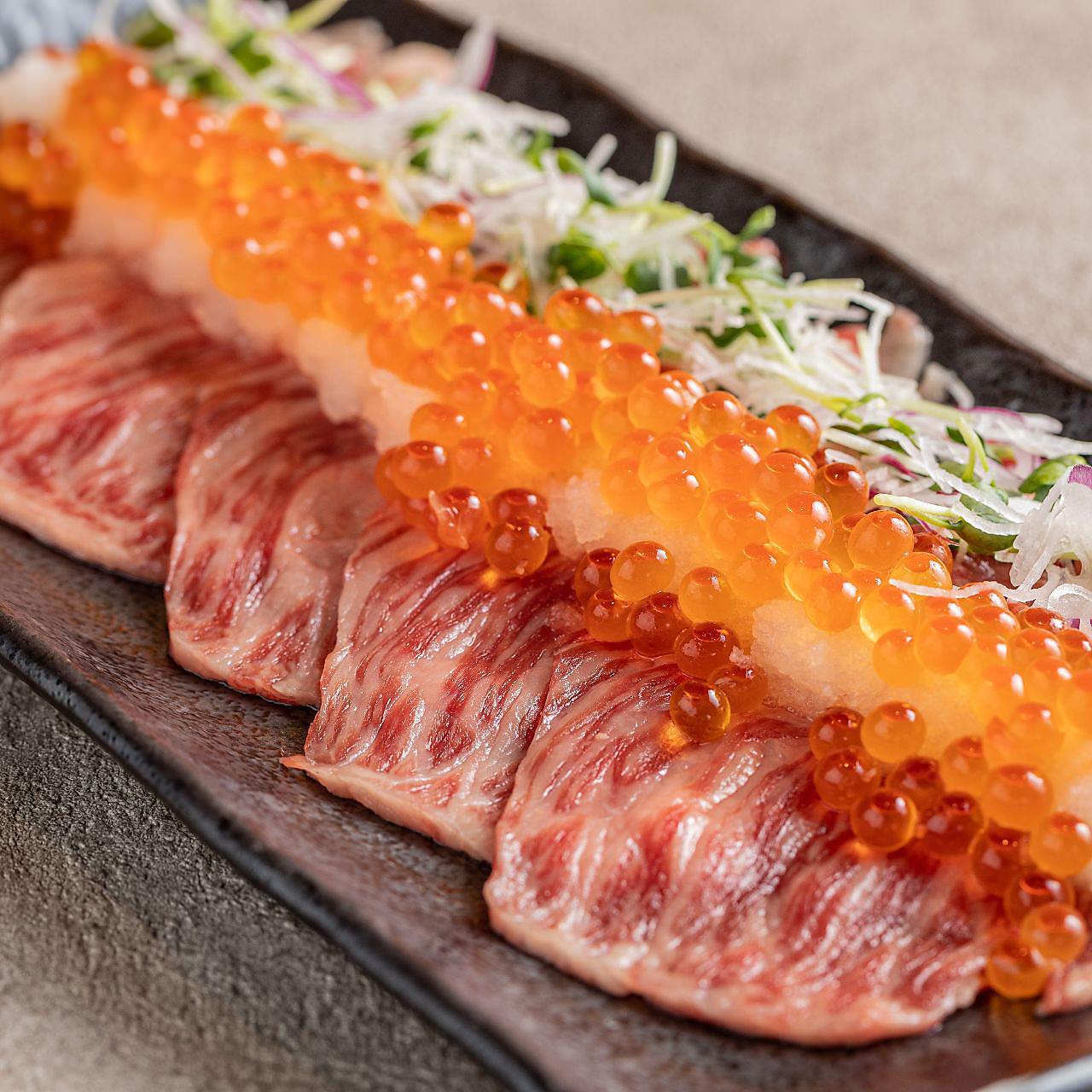 大分でおすすめの居酒屋『蔵之介 大分駅前店』の「牛とろ肉の炙り ぶっかけいくらおろし」の写真