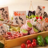 彩り鮮やかな野菜と豚肉の旨味が出会う新鮮野菜串も人気の一品◎