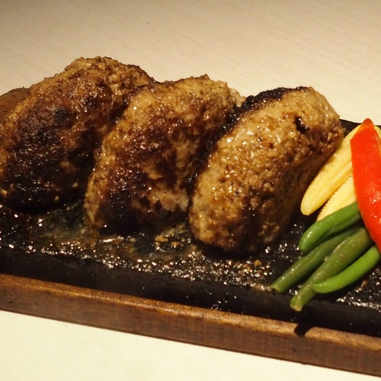 溶岩焼肉ダイニングbonbori（ボンボリ） 新宿店の「牛ハンバーグステーキの溶岩焼 300g」