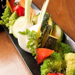 【新鮮野菜のバーニャカウダ】 お通しでお召し上がりできます。