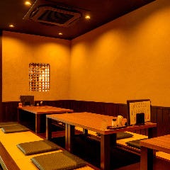 12名様が座れる掘りごたつ。20名様用のテーブル席もございます。