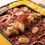 特別な鉄板で焼いたお肉とフワッと玉子＆トロッとチーズ！新鮮葉野菜で巻いて食べるオリジナルスタイル