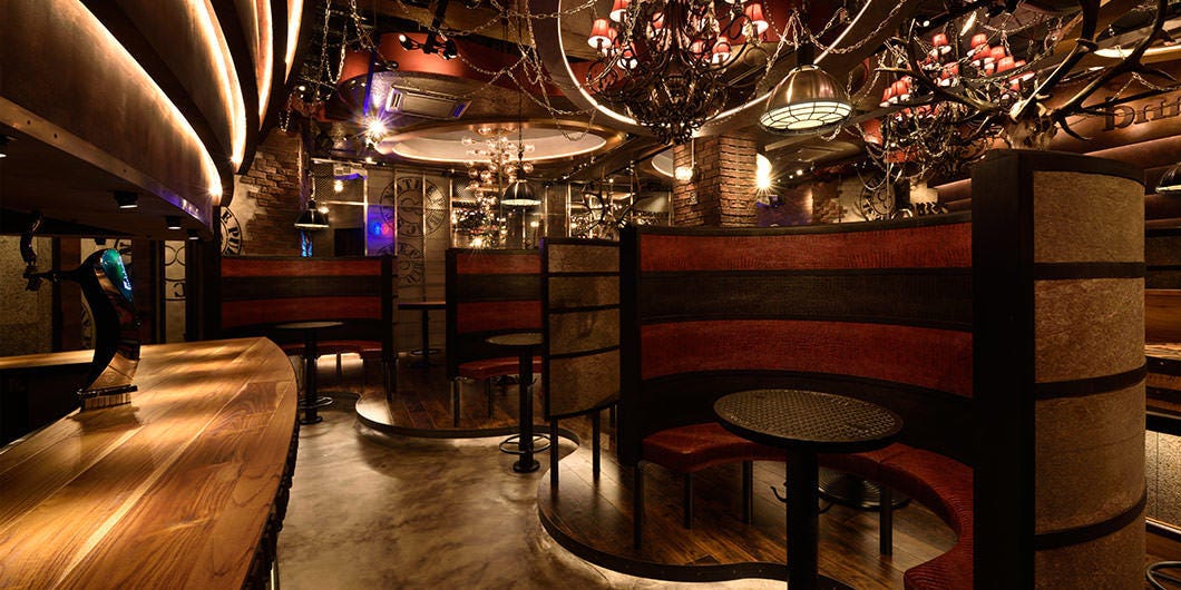 ブラウン調で都会的雰囲気の内観