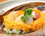 鮑の貝殻で供される人気のちらし寿司 （3月昼のコース一例）