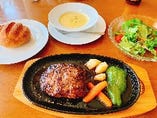 ビーフハンバーグステーキ/ワインバターソース/ランチセット（スープ・サラダ・玄米ごはんor自家製パン付）