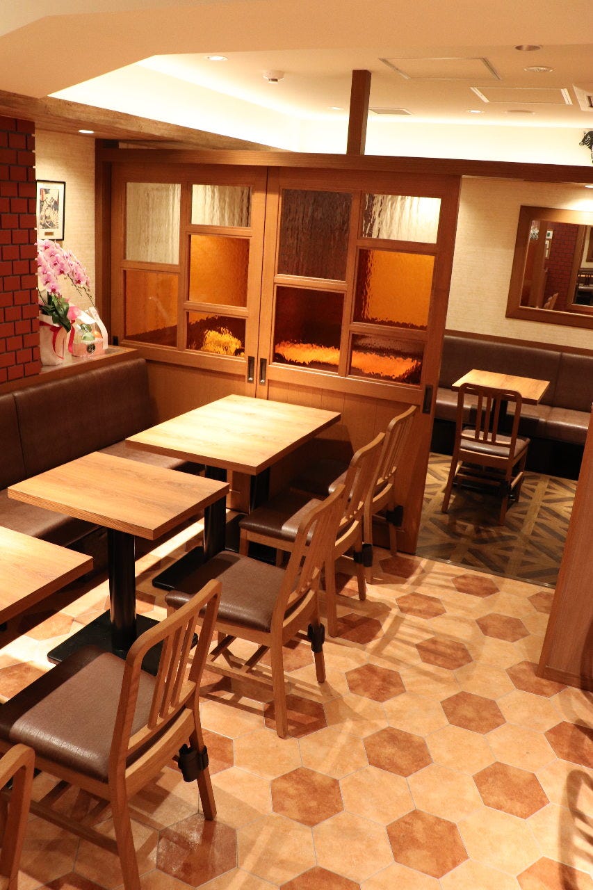 ビフテキ家 あづまの店内テーブル席