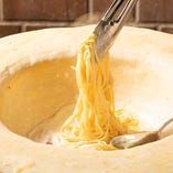 チーズの器で仕上げる贅沢コク旨カルボナーラ！