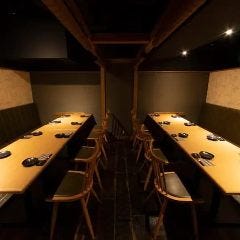 最大24名様向けの贅沢な誂えの個室（8名様～24名様）