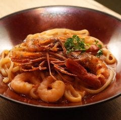 海老アメリケーヌうどんは着丼の瞬間に濃厚な海老の香りが…