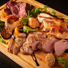 アンガス牛のサーロインステーキや豚肩肉のローストなど肉を堪能