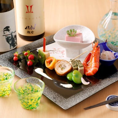 個室会席 和食日和 おさけと 京橋_名物「彩り八寸八種盛り合せ付き」や季節の味わいをご用意しております。