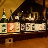 カウンター席も人気です！ずらり並んだ日本酒が圧巻！