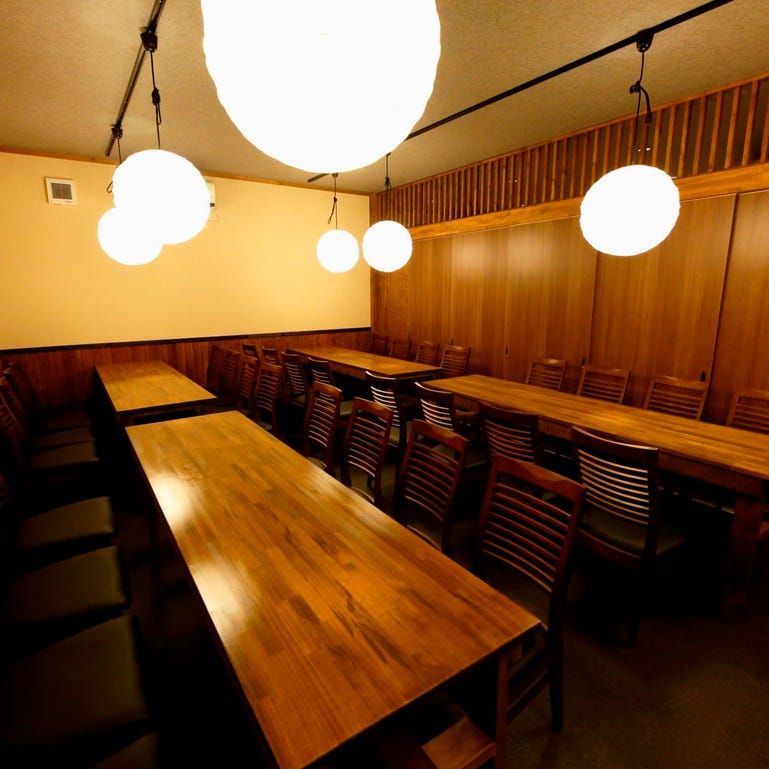 朝採れ鮮魚×炉端焼き×地鶏×餃子 あきら_【1階】落ち着いた雰囲気が魅力のテーブル席個室(~32名様)