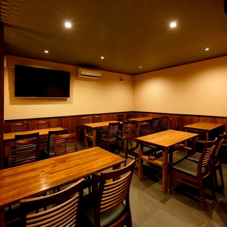 朝採れ鮮魚×炉端焼き×地鶏×餃子 あきら_【1階】会話もゆったり楽しめるテーブル席個室(~28名様)