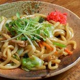 ＜焼きうどん＞
　たっぷり野菜を使った　ヘルシーな一品☆