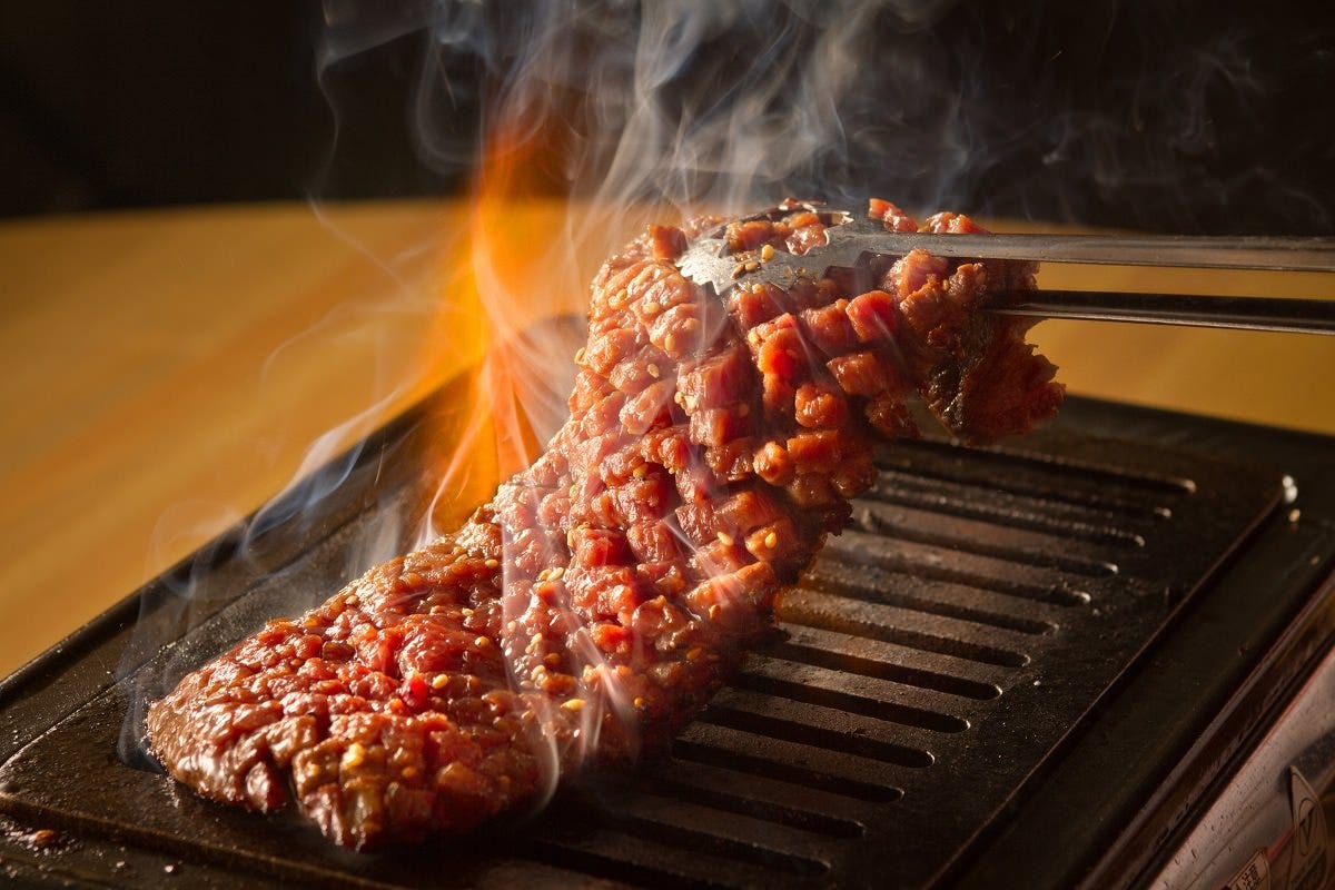 お肉150ｇ丸々一枚豪快に鉄板で焼いてお召し上がりください。