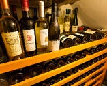 ワインセラーで出番を待つワイン達♪常時￥３０００前後の８０種類を中心に１５０種以上をご用意しています。