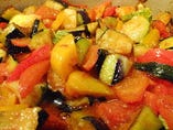 旬の野菜が沢山！！日替わりの前菜やサラダ、バーニャカウダ等で！写真はトマトで煮込んだ『カポナータ』♪