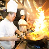 【本場中国出身料理人の確かな“技”】
龍海飯店には、本場中国で腕を磨いた腕利きの料理人が在籍。味に煩い日本人のお客様の口にも合うよう、日本でも経験を重ね、満足すること無く日夜腕を磨いております。 
..