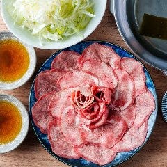 年中人気『牛タンしゃぶしゃぶ』特製の昆布だしをつけてどうぞ♪