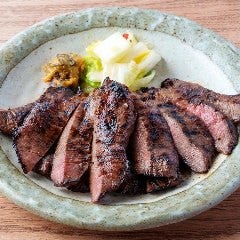 当店は柔らかな肉質の北米産牛タンを丸ごと1本仕入。