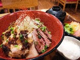 ローストビーフ&鶏あみ焼きコンビ丼