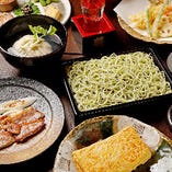 そばや天ぷらなどの一品料理を盛り込んだコース有り