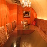 シャンデリアやベルベットのソファーが格別な雰囲気のVIP個室