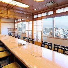会食・接待・お祝いにおすすめ 店内には椅子席個室をご用意
