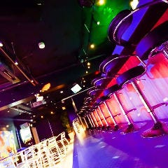 様々なライトで演出された店内はムードも抜群★