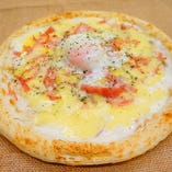 半熟卵のカルボナーラ風ピザ