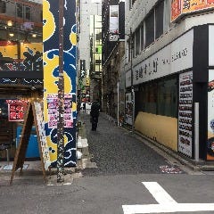 『磯丸水産』さんと『築地 すし好』さんとの間の路地を抜けた、左側が『麹蔵 神田店』です。