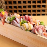 鮮魚の旨味をシンプルに味わうなら、やっぱりお刺身。肉厚で食べ応えのあるお刺身は、当店自慢の日本酒とも好相性。珍しい魚もお手頃価格で味わえます。