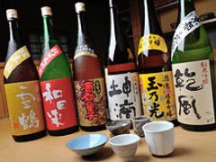 料理の邪魔をしない、キレの良い
飲み口を揃える日本酒。