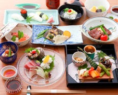 お勧め夜の懐石衣笠 11000円 上記懐石より個室をご用意出来ます