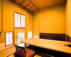 一階個室からは坪庭をご覧頂けます 個室は人数に合わせ大小ご用意。