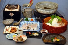初夏から秋にかけては鱧料理 冬はふぐ・かにのお鍋がお勧めです