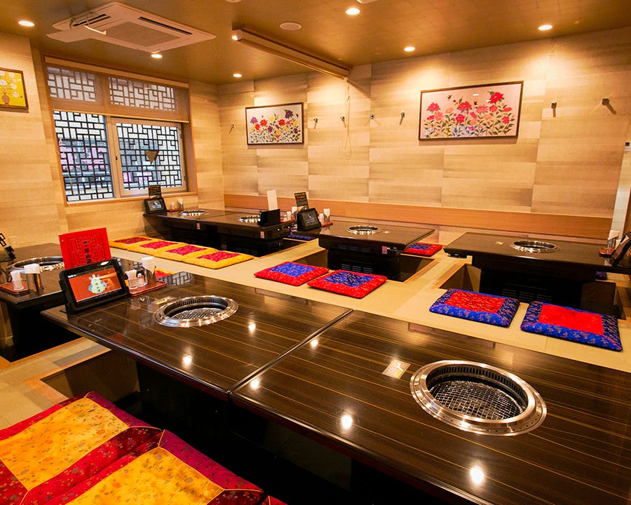 暖色の明るい照明が照らす、最大24名までOKの掘りごたつ個室席