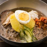 飲んだ〆にツルツルっとした喉越しと出汁スープが自慢の韓国冷麺