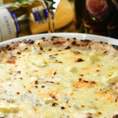 4種チーズ～クアトロフォルマッジ～
(クリームソース・ゴルゴンゾーラ・モッツァレラ・チェダーチーズ)