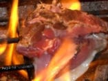伝統の紀州備長炭の炎と煙で薩摩地鶏を炙り焼き上げます♪