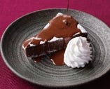チョコオンチョコレートケーキ（ホイップクリーム添え）