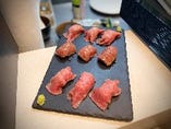 当店の看板メニューに近い肉寿司は一度食べたらハマります