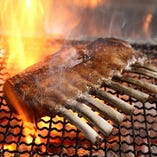 ニュージーランド産の最高級ラム肉を絶妙な火加減で焼き上げます