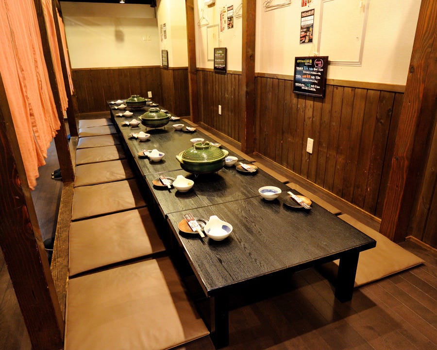 テーブルに座布団が並べられた「名古屋的和風DININGまかまか」の内観